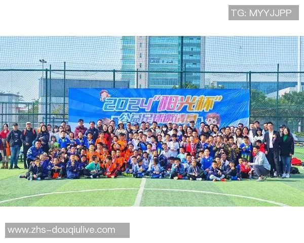 足球的魅力在于激情与团结让我们共同感受梦想与奋斗的力量 足球的魅力在于激情与团结让我们共同感受梦想与奋斗的力量